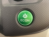 エンジンやエアコンなどクルマ全体の動きを燃費優先で自動制御するECONモード。空調など快適性を優先したいときは、スイッチ1つでOFFにすることも可能です。