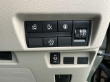 人気の装備♪両側電動スライドドアは両手に荷物があってもドアノブにあるボタンを押すだけで開きます。