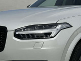 北欧流のラグジュアリーを体現したXC90。伝統的なスカンジナビアン・デザインを継承しながら、躍動感にあふれ優雅な雰囲気を身にまとう、新しい潮流を具現化したスタイリングです。
