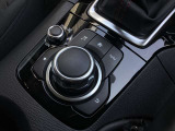 「MAZDAコネクト」コマンダー部 手元を見ることなく操作出来るように左手を自然に降ろした位置に設置。シンプルで使いやすく、機能を覚えやすいボタン配置になっています。