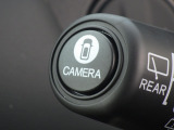 ★マルチビューカメラ★ワイパーレバー先端の「CAMERAスイッチ」を押すことで、車を上空から見下ろしたような映像をカーナビ画面に映し出し、車庫入れや縦列駐車をサポートしてくれます♪