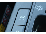 EVドライブモードで、エンジン音や排気ガスを気にすることなく走れます。早朝・深夜や屋内の駐車場などで重宝しますよ♪