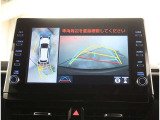 【パノラマモニター】に搭載した4つのカメラにより、車を真上から見ているような映像を表示。運転席から確認しにくい車両周囲の状況を把握できます。