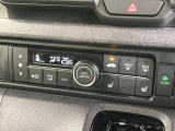 【オートエアコン】一度お好みの温度に設定すれば、車内の温度を検知し風量や温度を自動で調整。暑い&hellip;寒い&hellip;と何度もスイッチ操作をする必要はありません。快適な車内空間には必須の機能ですね♪