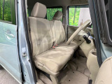 運転席まわりには十分なスペースがあり、大柄な方でもゆったり運転していただける環境です。