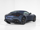 走行中でもわずか約13.5秒で開閉可能なソフトトップ機構を採用しており、その日の天候や気分に合わせてシームレスにオープンエアの世界へ誘います。優雅でありながらも高揚感を覚える空間を演出しています。