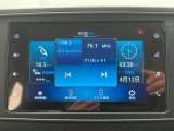 【ディスプレイオーディオ】 ラジオの視聴やBluetooth接続による音楽鑑賞やハンズフリー通話、バックアイカメラ表示などの多彩な機能が利用できます。