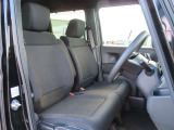 運転席と助手席はゆったりと座れるベンチシートタイプになっています。