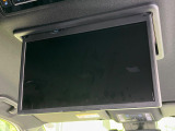 【14型有機ELフリップダウン】三列目からでも迫力のエンタメが観れる大画面フリップダウン。有機ELのモニターでは、一般的なフリップダウンよりも高コントラストでキレイな映像を楽しめます。