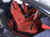 フロントミッドシップに搭載される3.9L V8ツインターボエンジンは、低回転域から力強く滑らかなトルクを生み出し、