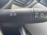 【オートライト(AUTO)】外の明るさをシステムが感知して、自動でヘッドライトが点灯します。ヘッドライトをつけ忘れを防ぐ便利機能です。