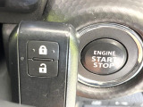 【キーレススタートシステム】カバンやポケットに入れたままでもドアの施錠・解錠が可能なスマートキーを装備。エンジンのオン・オフ時もカギを取り出す必要が無いからとっても便利です♪