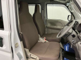 【フロントシート】さまざまな体格の方が快適に運転ができるよう配慮したシートになっております。