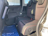 後部座席です。足元空間は広々しており、大人4人乗車も無理なく可能です。