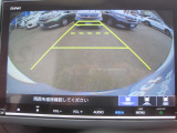 リバース連動のリアカメラを標準装備、ステアリング感応型ガイドラインが車庫入れを支援してくれます