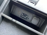 センターコンソール内にUSB端子2個&AUXミニジャック1個 ミュージックプレーヤー接続でお気に入りの音楽を楽しむことが出来ます♪USB端子接続で可能な端末充電を同時に2個行うことが出来ます。