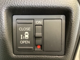 左側電動スライドドアは運転席からでも操作ができるように、ハンドル付近に開閉の操作スイッチが付いています。