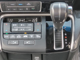 運転席より操作性の良いシフトレバーと、オートエアコンのスイッチ等の画像です。