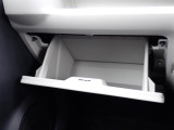 収納たっぷりグローブボックス。
