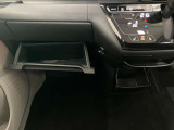 車検証入れになどにも使える便利な収納BOXあります。