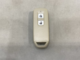 スマートキーを装備しています。鍵を差し込むことなくドアロックの開け閉めと、スタートボタン操作でのエンジンスタートができます。