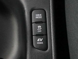 EVドライブモードスイッチを押せば、早朝や深夜の住宅街や屋内の駐車場などで、騒音や排気ガスを気にすることなく走行できます