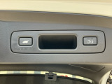 お好みの位置で止められるメモリー機能付の電動リアゲートです!後ろが狭い駐車場でもスムーズに荷物を積めて、さらに背が低い人の手がムリなく届く高さで止めることも可能です!