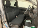 ベンチシート形状で足元も含め広々ゆったり座っていただけます。運転席側に装備してますセンターコンソールボックスを利用頂くとセパレートしてリラックス、ベンチにして開放的に2タイプお好みに合わせ使えます。