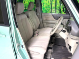 運転席まわりには十分なスペースがあり、大柄な方でもゆったり運転していただける環境です。