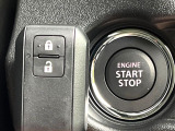 【キーレススタートシステム】カバンやポケットに入れたままでもドアの施錠・解錠が可能なスマートキーを装備。エンジンのオン・オフ時もカギを取り出す必要が無いからとっても便利です♪
