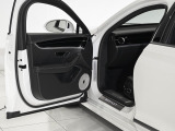 ドアパネルにもレザーを使用しており、高級感の溢れる仕様となっております。
