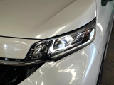 【LEDヘッドライト】悪天候や夜間走行時も良好な視界を確保し安心して運転できる高輝度LEDヘッドライトを装備!点灯速度が早く、消費電力も抑えられています。