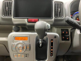 【インパネシフト】シフト操作のしやすいインパネシフトです。足元が広くなりすっきりしますので、大柄な方でも快適に運転ができます。