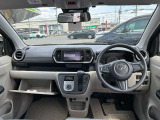 すっきりとまとめられたインパネ周り。運転操作もしやすいです。取り回しの良さで普段のお買い物から街乗りまでピッタリの車ですよ。