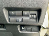 運転席右側には電動スライドドア等各種スイッチが集約されています!!