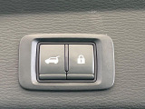 【パワーバックドア】スマートキーや運転席のボタンを押すだけでリアゲートが自動で開閉します!荷物を持っている時や、高い位置にあるバックドアを閉める際に便利な機能です♪