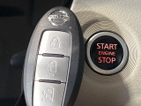 【インテリジェントキー】カバンやポケットに入れたままでもドアの施錠・解錠が可能なスマートキーを装備。エンジンのオン・オフ時もカギを取り出す必要が無いからとっても便利です♪