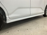 【サイドストーンガード】砂利や泥などのハネからボディの傷を防ぐガードが装着。見た目もさらにかっこよくドレスアップされています♪