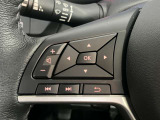 ステアリングスイッチで、目線を逸らさずオーディオの操作やメーター内のディスプレイの変更ができます。