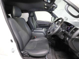 ゆったり室内で運転もしやすいです♪使い勝手の良い配置も考えられています!!