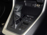 電動パーキングブレーキ・ブレーキホールドを装備してます。ホールド機能は信号待ちが多い一般道で疲労軽減になり、大好評です!