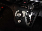 車内を快適に、オートエアコンを装備しています。