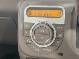 【オートエアコン】一度お好みの温度に設定すれば、車内の温度を検知し風量や温度を自動で調整。暑い&hellip;寒い&hellip;と何度もスイッチ操作をする必要はありません。快適な車内空間には必須の機能ですね♪