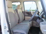 運転席と助手席はゆったりと座れるベンチシートタイプになっています。