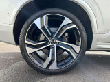 北欧流のラグジュアリーを体現したXC90。伝統的なスカンジナビアン・デザインを継承しながら、躍動感にあふれ優雅な雰囲気を身にまとう、新しい潮流を具現化したスタイリングです。
