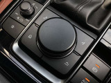 「MAZDAコネクト」コマンダー部 手元を見ることなく操作出来るように左手を自然に降ろした位置に設置。シンプルで使いやすく、機能を覚えやすいボタン配置になっています。