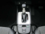 シンプルなシフトレバーでどなたでもストレスなく操作していただけます。また、電子制御パーキングブレーキで多彩な機能を実現しております。