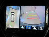 全方位モニター付きです。車両を上から見たような映像をナビゲーション画面に表示。運転席からの目視だけでは見にくい、車両周辺の状況をリアルタイムでしっかり確認できます。
