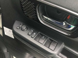 運転席ドアにはパワーウィンドウ操作やドアロック、ミラー調整スイッチが集約され、手元でまとめて操作できる使いやすい設計です。