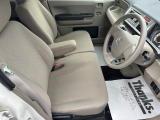 乗り心地の良いフロントシートです。足回りも広々としておりますので、長時間の運転も疲れづらいですよ。